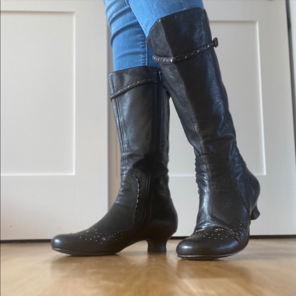 Black BIVIEL leather boots.